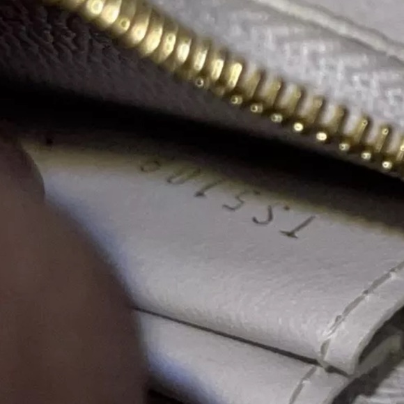 Louis Vuitton Heart Coin Purse with White Epi Leather brand new - Picture 14 of 14